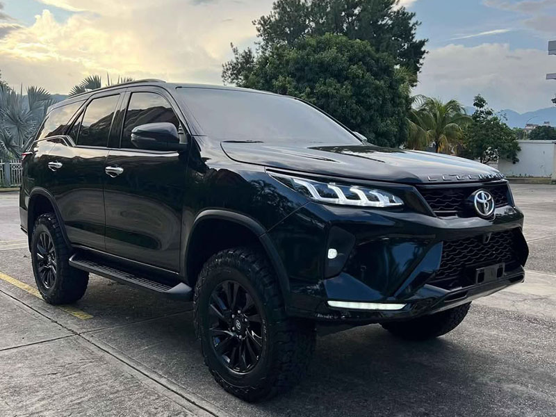 Toyota Fortuner — 1 / 7